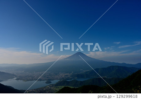 御坂山地の新道峠　FUJIYAMAツインテラスのファーストテラスからの富士山展望　コピースペース 129299618