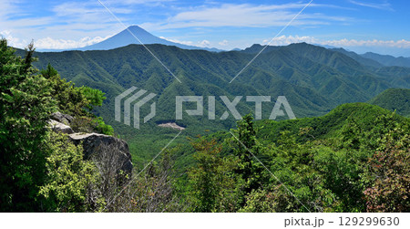 御坂山地の釈迦ヶ岳山頂より 夏富士と御坂山地のパノラマ展望 御坂山地の釈迦ヶ岳山頂より 夏富士と御坂山地のパノラマ展望 129299630
