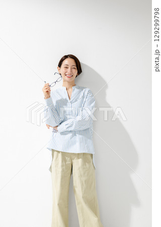 メガネを持つ女性 129299798