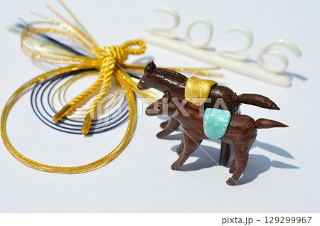 紙粘土の馬と水引飾りの年賀素材 129299967