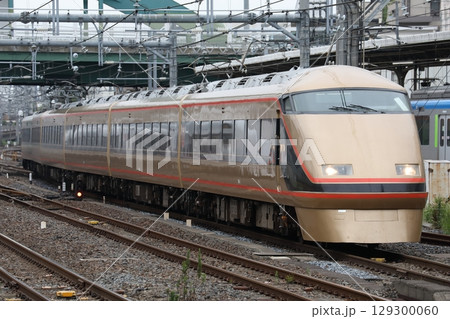 大宮駅に進入する 東武100系 スペーシア 日光詣 129300060