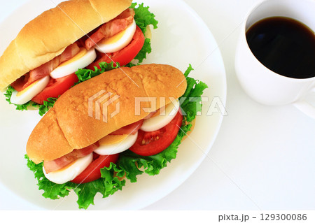 おいしそうなサンドイッチとコーヒー 129300086