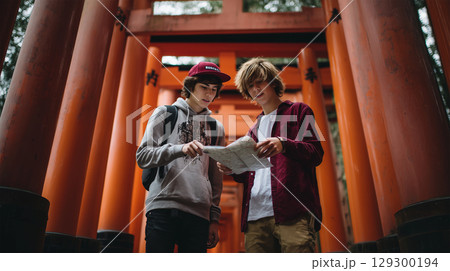 少年たちが地図を開き参道を指差す瞬間 129300194