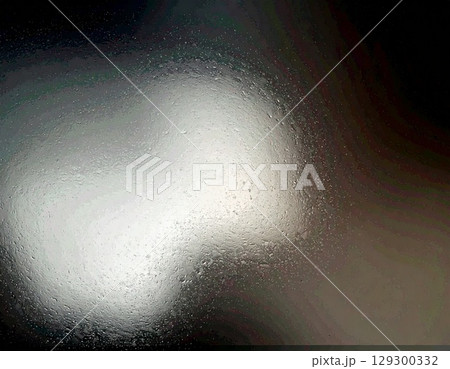 夜の運転と対向車のヘッドライトの光のアブストラクト 129300332