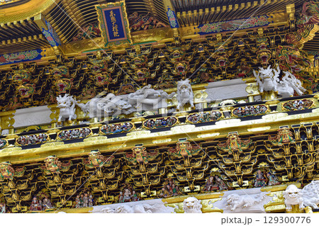 【栃木】歴史の重みを感じる日光東照宮の門 129300776