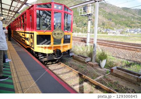 嵯峨野トロッコ列車とホーム 嵯峨野トロッコ列車とホーム 129300845