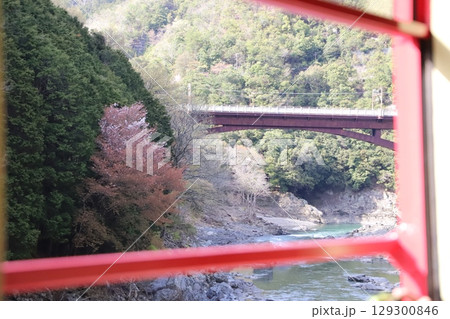 嵯峨野トロッコ列車からの眺め・保津川渓谷 嵯峨野トロッコ列車からの眺め・保津川渓谷 129300846
