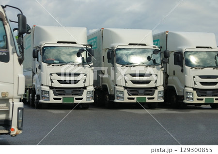 並んだトラック　イメージ 129300855