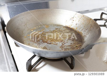 調理した後の油汚れが付いた鉄フライパン 129301089