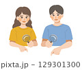 虫眼鏡で確認をする男性と女性のイラスト 129301300
