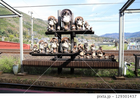 信楽焼・狸の置物 信楽焼・狸の置物 129301437