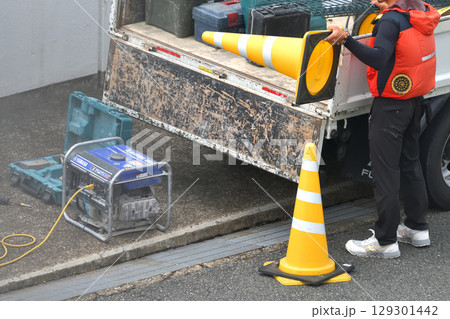 工事現場　アンカーボルト設置工事の作業風景 129301442