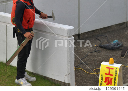 工事現場　アンカーボルト設置工事の作業風景 129301445