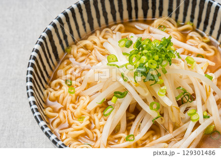 たっぷりもやしと刻みネギをトッピングしたインスタント味噌ラーメン 129301486