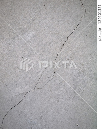 ひび割れたコンクリート 129301521