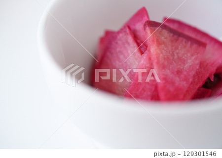 みずみずしい紅くるり大根 – 鮮やかな紅色（特別な赤色）のグラデーション 129301546