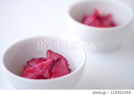 みずみずしい紅くるり大根 – 鮮やかな紅色（特別な赤色）のグラデーション 129301549