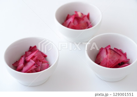 みずみずしい紅くるり大根 – 鮮やかな紅色（特別な赤色）のグラデーション 129301551