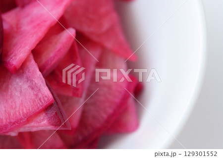 みずみずしい紅くるり大根 – 鮮やかな紅色（特別な赤色）のグラデーション 129301552