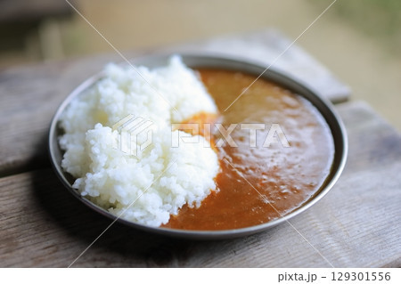 アウトドアで食べるカレーライス 129301556