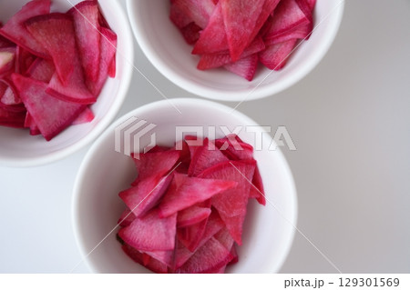 みずみずしい紅くるり大根 – 鮮やかな紅色(特別な赤色)のグラデーション みずみずしい紅くるり大根 – 鮮やかな紅色(特別な赤色)のグラデーション 129301569