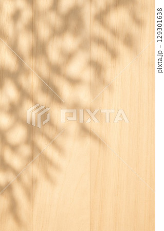 ナチュラル背景_木目＿木漏れ日 129301638