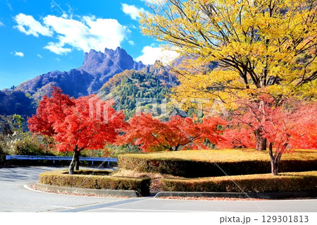 妙義山の紅葉 129301813