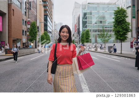 銀座でショッピングをする笑顔の女性のポートレート 銀座でショッピングをする笑顔の女性のポートレート 129301863