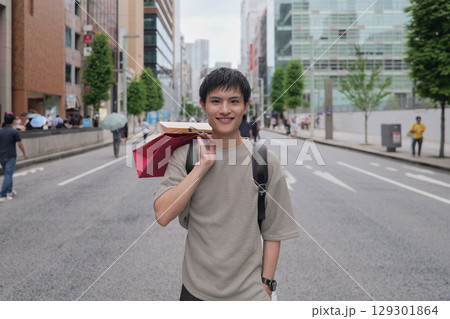 銀座でショッピングをする笑顔の男性のポートレート 銀座でショッピングをする笑顔の男性のポートレート 129301864