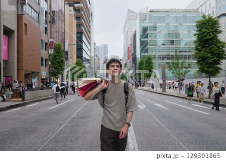 銀座でショッピングをする男性のポートレート 銀座でショッピングをする男性のポートレート 129301865