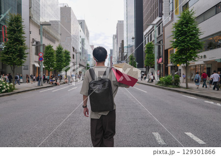銀座でショッピングをする男性の後ろ姿 銀座でショッピングをする男性の後ろ姿 129301866