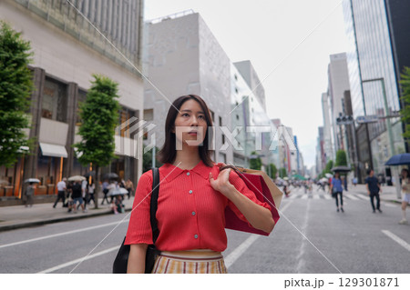 銀座でショッピングをする女性のポートレート 銀座でショッピングをする女性のポートレート 129301871