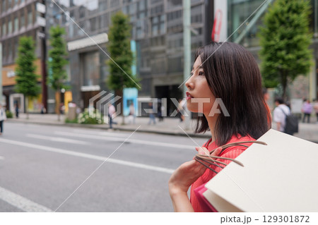 銀座でショッピングをする女性の横顔 銀座でショッピングをする女性の横顔 129301872