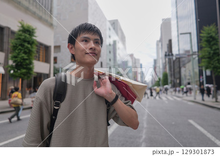 銀座でショッピングをする男性 銀座でショッピングをする男性 129301873