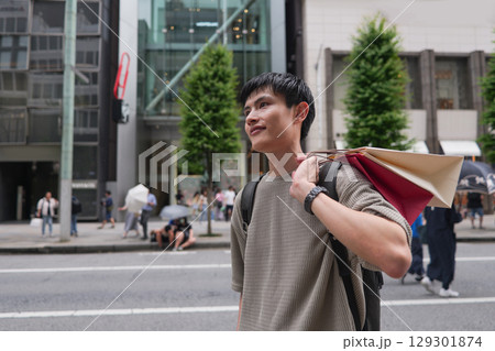 銀座でショッピングをする男性の横顔 銀座でショッピングをする男性の横顔 129301874