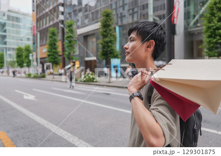 銀座でショッピングをする男性の横顔 銀座でショッピングをする男性の横顔 129301875