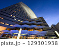 夕暮れに浮かぶ近未来ビル ― 横浜グランドインターコンチネンタルホテル 129301938
