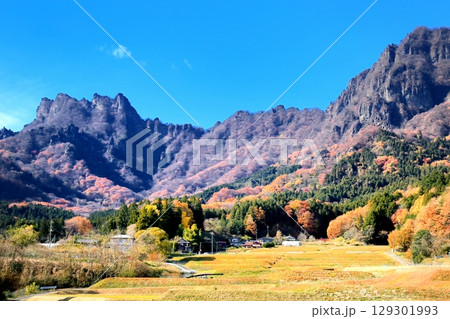 妙義町の田園風景と妙義山 129301993