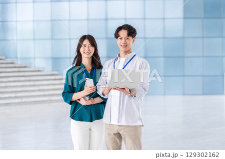 オフィスの若いビジネスパーソン 129302162