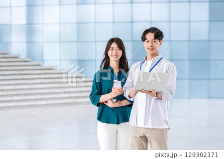 オフィスの若いビジネスパーソン オフィスの若いビジネスパーソン 129302171