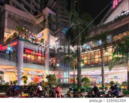 躍動するフィリピン - 賑わうマニラ（マラテ・エルミタ）の夕景 　都市景観（2025年5月） 129302204