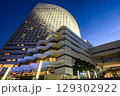 横浜の未来的建築を仰ぎ見る青の時間 129302922