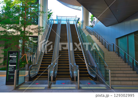 ビルの中　エスカレーターの風景 129302995