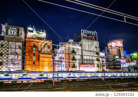 日本の東京都市景観 鶯谷駅前のホテル街などを望む 129303182