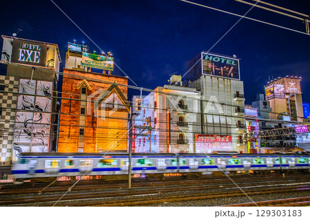 日本の東京都市景観 鶯谷駅前のホテル街などを望む 日本の東京都市景観 鶯谷駅前のホテル街などを望む 129303183