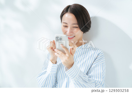 女性　スマートフォン　スマホ 129303258