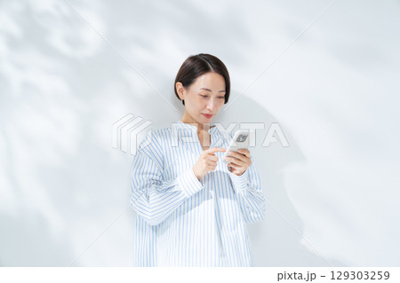 女性　スマートフォン　スマホ 129303259