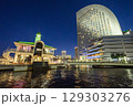横浜みなとみらいの夜景と水上のぷかりさん橋・ホテル群 129303276