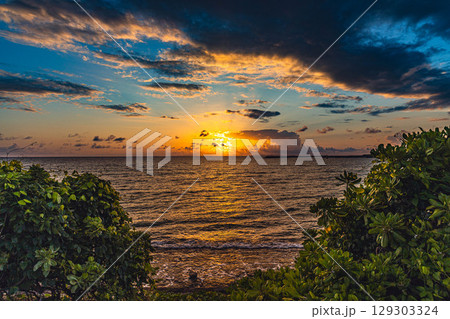 夕焼けに染まる南国の海 129303324