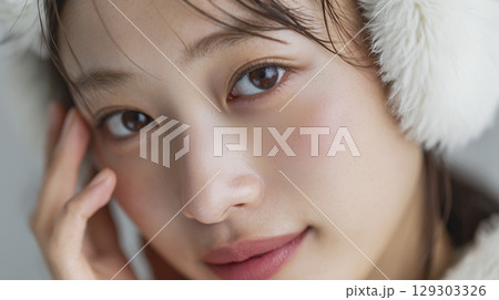 可愛い女の子の顔のアップ 129303326
